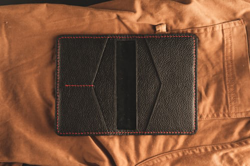 Sustainable Luxury — Why Hand-Stitched Leather Wallets Are an Eco-Conscious Choice Sustainable Luxury — Why Hand-Stitched Leather Wallets Are an Eco-Conscious Choice